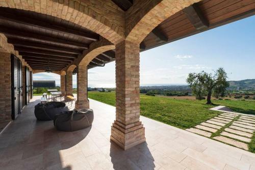 Villa Di Lusso Rustica Con Vista Mare, Collina E Montagna