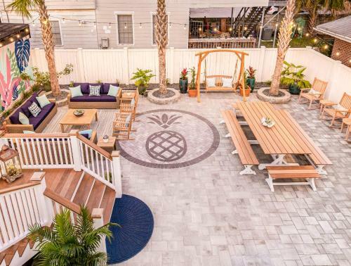 Stunning Private Courtyard - 1 Block To King
