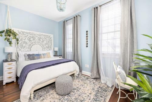 Stunning Private Courtyard - 1 Block To King
