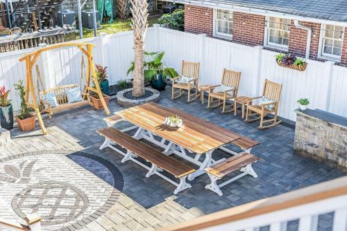 Stunning Private Courtyard - 1 Block To King