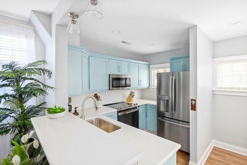 Stunning Private Courtyard - 1 Block To King