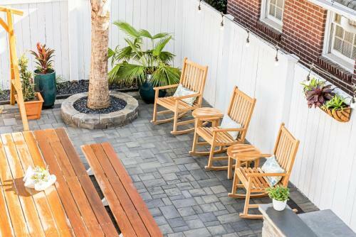 Stunning Private Courtyard - 1 Block To King