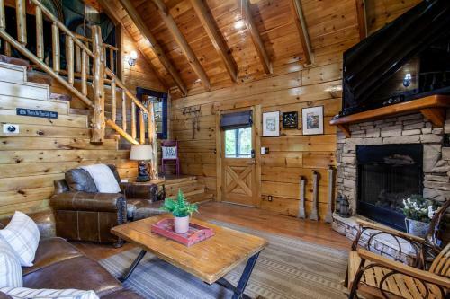 Bear Hugs - Hot Tub, 2 Fire Pits, And Fireplace
