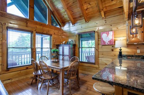 Bear Hugs - Hot Tub, 2 Fire Pits, And Fireplace