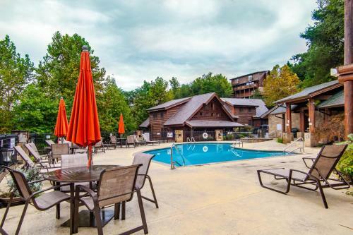 Higher Ground Condo With Mountain And Golf View