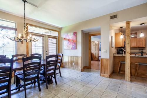 Higher Ground Condo With Mountain And Golf View