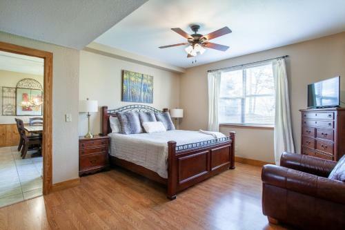 Higher Ground Condo With Mountain And Golf View