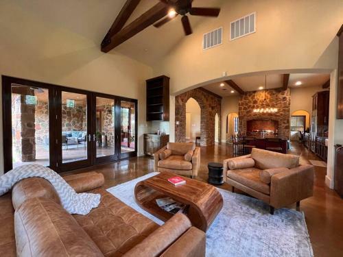Tuscan Villa On 1 Acre 8 Min To Downtown!