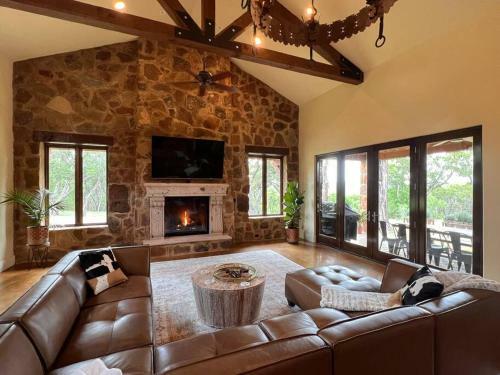 Tuscan Villa On 1 Acre 8 Min To Downtown!
