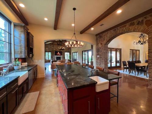 Tuscan Villa On 1 Acre 8 Min To Downtown!