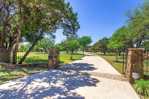 Tuscan Villa On 1 Acre 8 Min To Downtown!