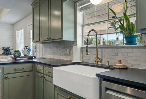 New Stunning Farmhouse-15 Min To Downtown