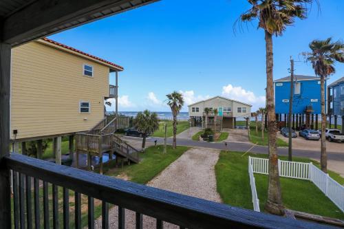 Second Row Beach Home - Ocean Views - Old School Vibes