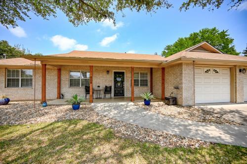 Adorable Haus With Fire Pit! - 1 Mile To Main St!