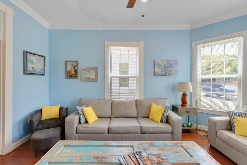 Fuller House Just 3 Blocks To Beach Home