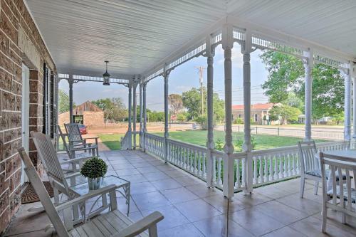 Stunning Historical House About Half Mi To Town!