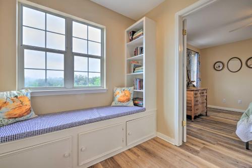 Fox Ridge Farmhouse - Hill Country Getaway!