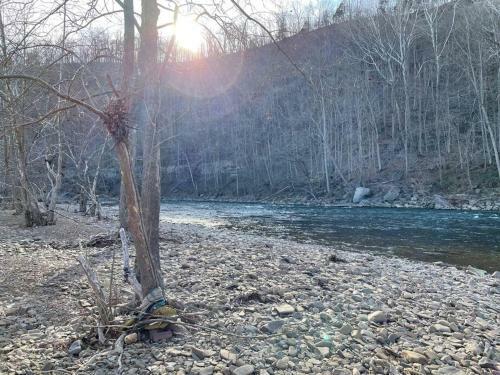 Greenbrier River Hideaway W/ 11 Acres Of Frontage!