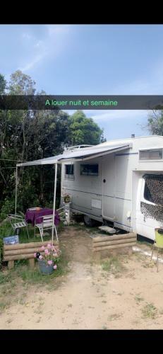 Agroturismo Camping Car Fixe Dans La Campagne