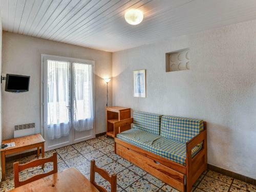 Snug Holiday Home In Saint-savinien With Private Terrace
