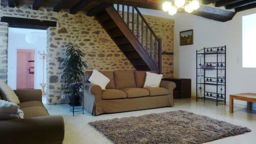 Spacious And Comfortable Fully Restored Farmhouse