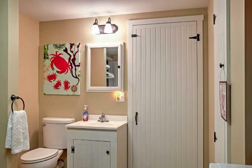 Beautiful Sandy Point Getaway With Wraparound Deck!