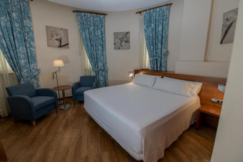 Hotel Mieres Del Camino