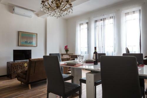 Parco Ducale Elegant Apartment Con Balcone