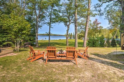 Cabin On Rush Lake With Tiki Bar, Grill And Kayaks!