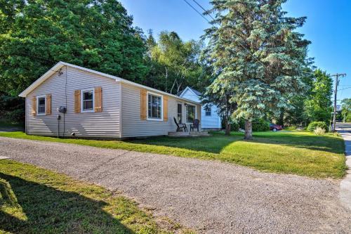 Cedar Home With Deck And Grill - Mins To Lakes!