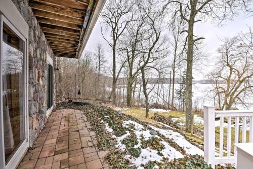 Lakeside Cottage Escape With Private Dock And Deck!