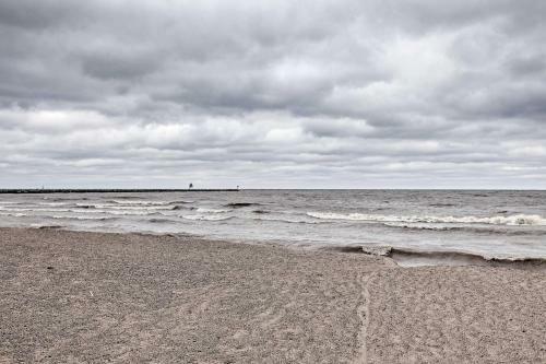 Charming Home Less Than One Block To Lake Superior!