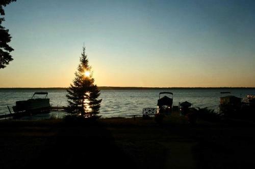 Lakefront Roscommon Home With Dock, Patio, And Games!