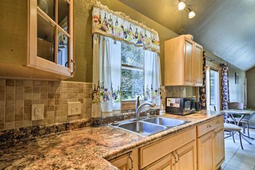Roscommon Home With Deck, 7 Mi To Higgins Lake!
