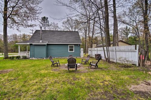 Higgins Lake Area Cabin With Fire Pit And Yard!