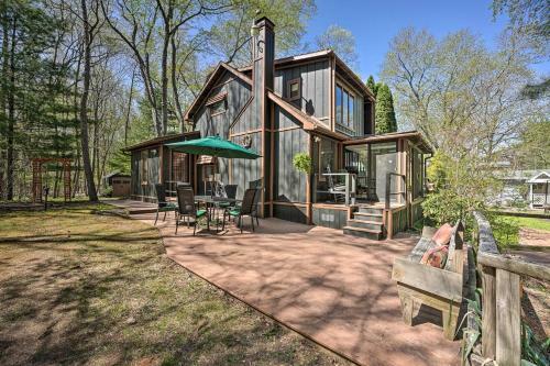 Sawyer Retreat With Fire Pit Less Than 2 Mi To Beaches!