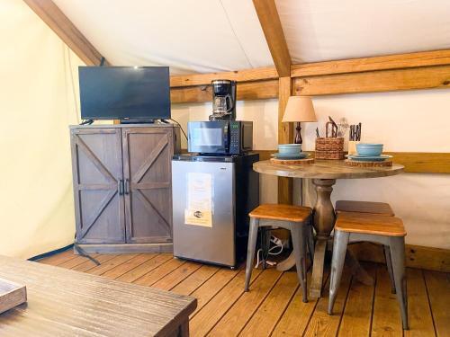 Geronimo Creek Retreat Getaway Cabin #8