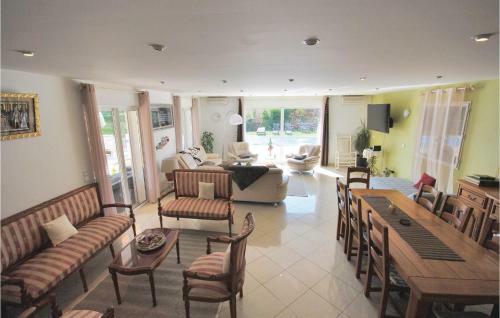 Five-bedroom Holiday Home In Frejus