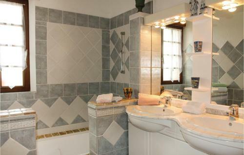 Nice Home In Gordes With 6 Bedrooms