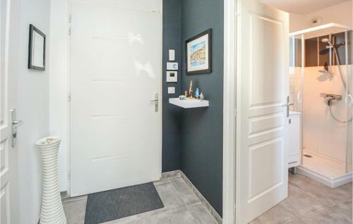 Three-bedroom Holiday Home In Carro