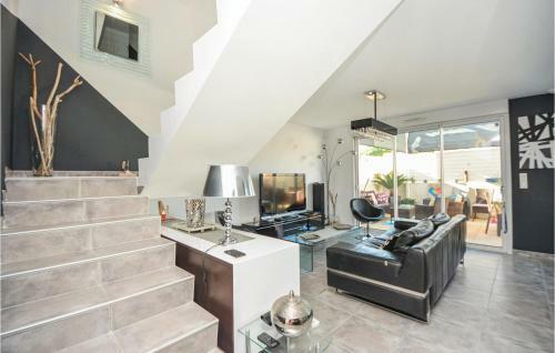 Three-bedroom Holiday Home In Carro