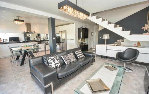 Three-bedroom Holiday Home In Carro