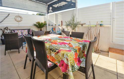 Three-bedroom Holiday Home In Carro