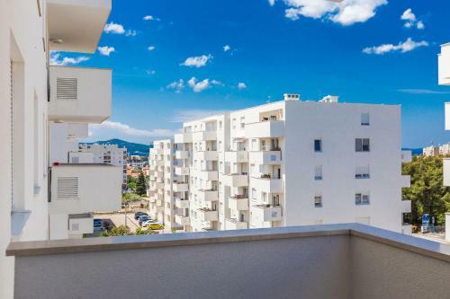 Tanja Modern Apartment With Balcony And Parking Garage
