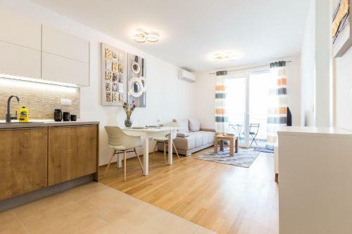 Tanja Modern Apartment With Balcony And Parking Garage