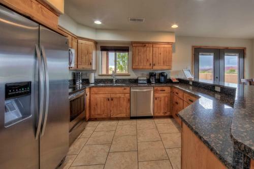 Sg3 - Near Arches Park - Beautiful Wrap-around Patio With Views!