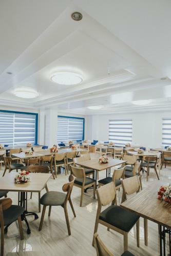 Santiago Cove Hotel And Restaurant
