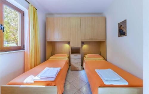 Stunning Apartment In Umag With 2 Bedrooms