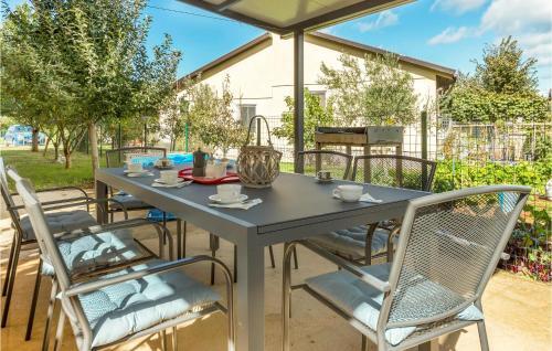 Stunning Apartment In Umag With 2 Bedrooms