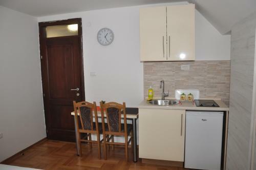 Apartments Ravno